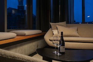 Suite superior, vistas a la ciudad | Ropa de cama de alta calidad, edredones de plumas, minibar y caja fuerte
