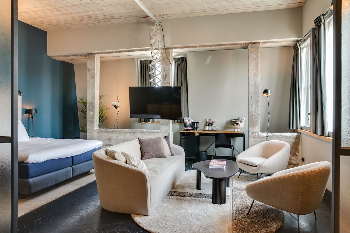 Suite – deluxe, byutsikt | Sengetøy av topp kvalitet, dundyner, minibar og safe på rommet