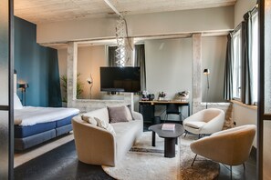 Suite – deluxe, byutsikt | Sengetøy av topp kvalitet, dundyner, minibar og safe på rommet