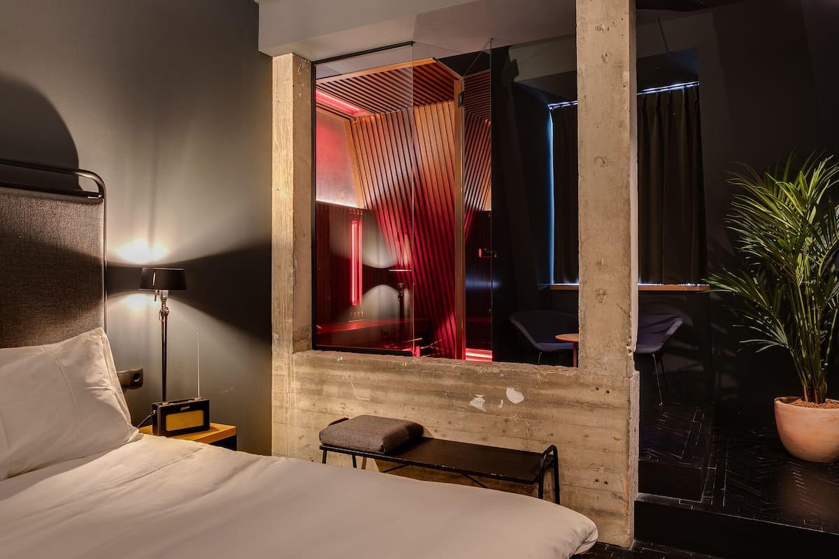 Suite – exclusive (private sauna) | Sengetøy av topp kvalitet, dundyner, minibar og safe på rommet