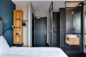 Ropa de cama de alta calidad, cubrecamas y minibar 
