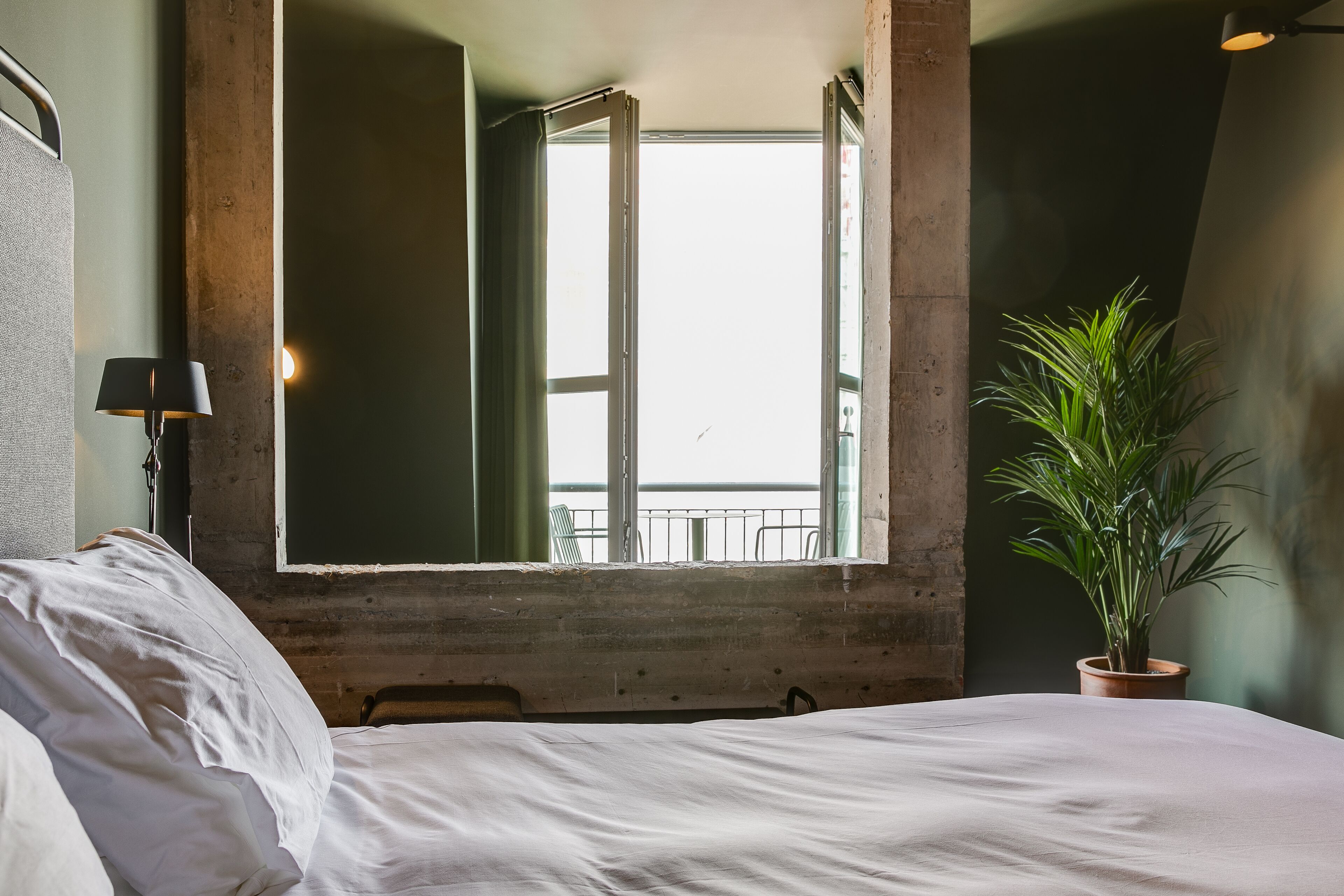 Ropa de cama de alta calidad, cubrecamas y minibar 