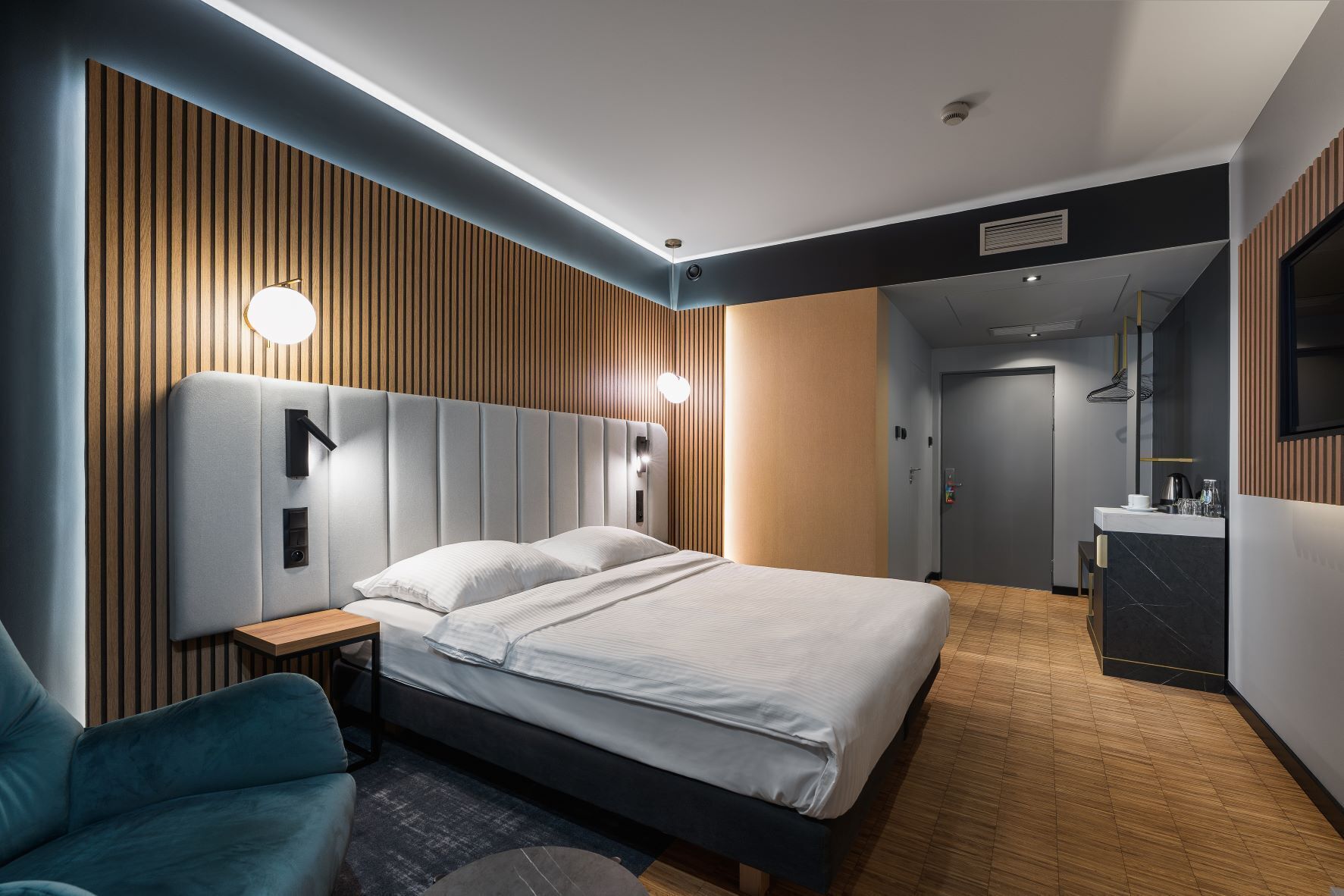 スーペリア ロフト キングベッド 1 台 (Garden view) | 高級寝具、デスク、ノートパソコン用作業スペース、アイロン / アイロン台