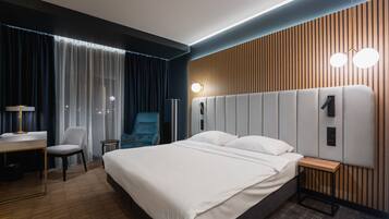 Hochwertige Bettwaren, Schreibtisch, laptopgeeigneter Arbeitsplatz