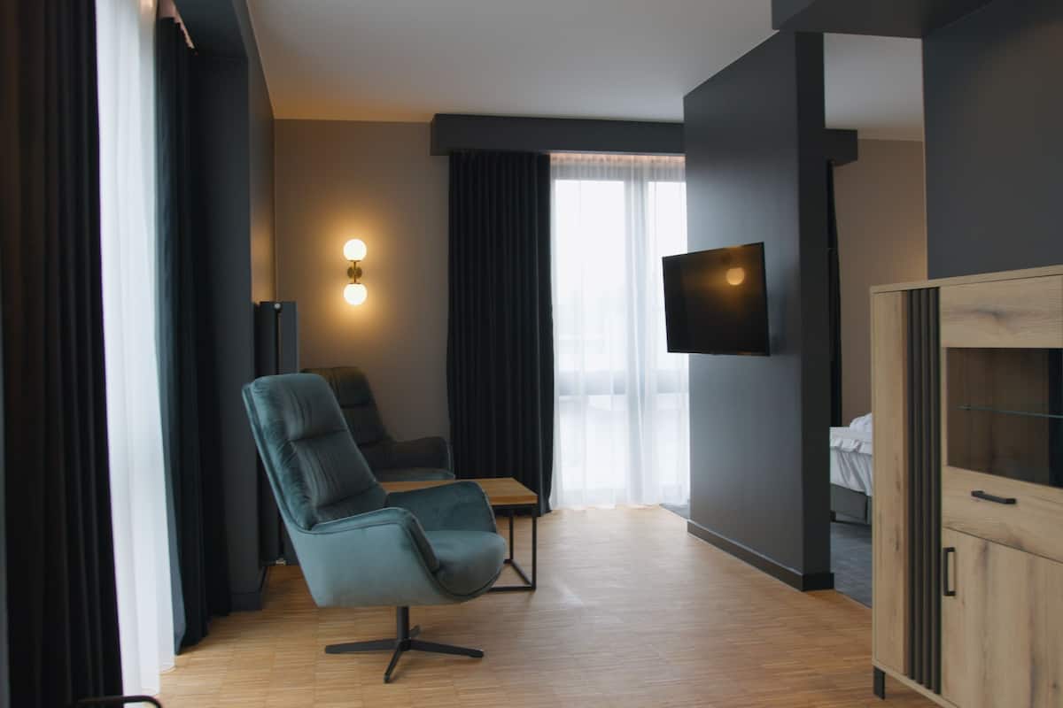 Leilighet – deluxe | Sengetøy av topp kvalitet, skrivebord og skrivebord for bærbar PC