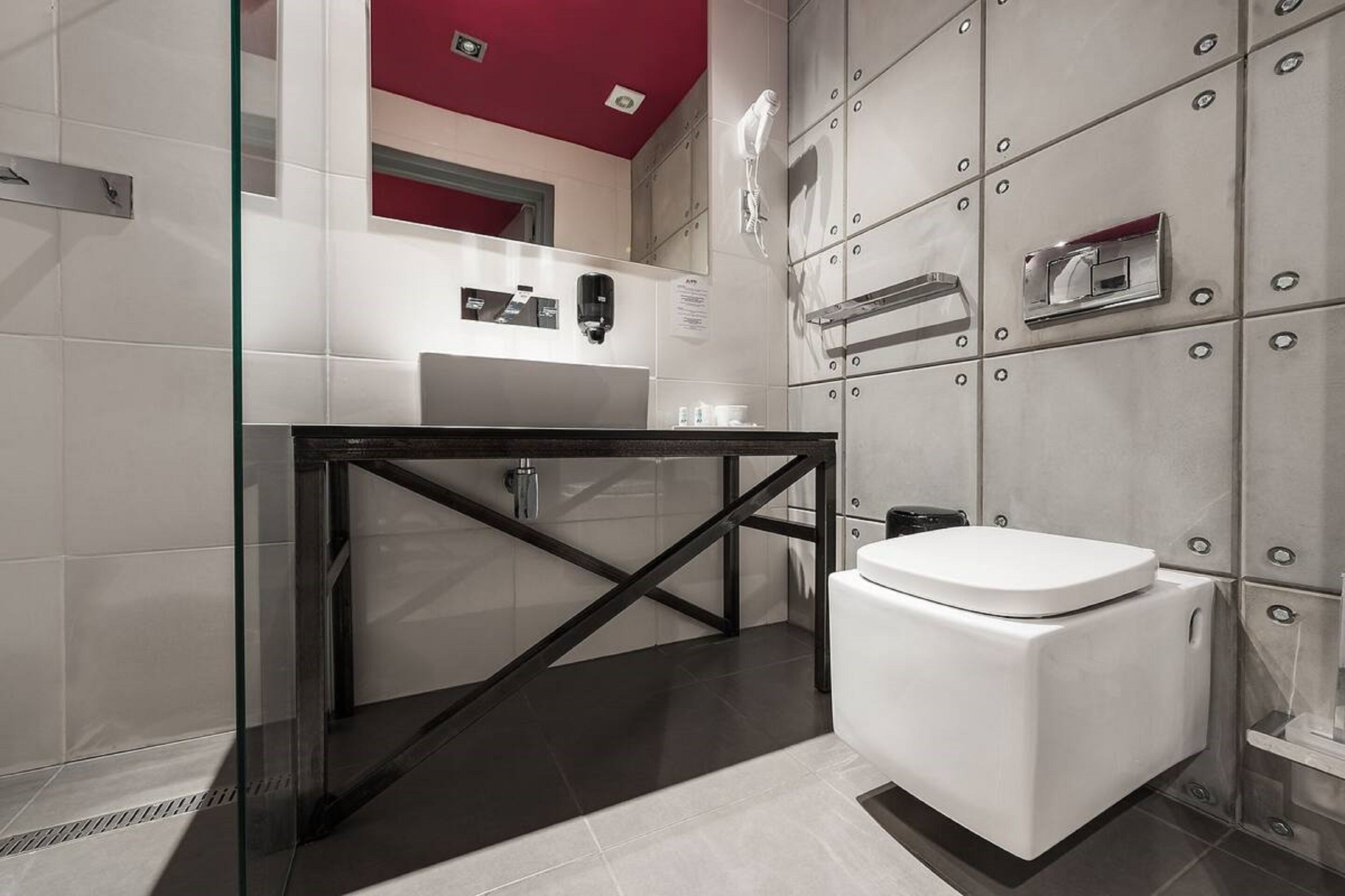 shower, hydromassage showerhead, free toiletries, hair dryer