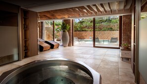 Un sauna, una bañera de hidromasaje, baño turco/hammam