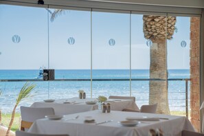 Breakfast, lunch and dinner served - Melbeach Hotel & Spa - Adults Only (Capdepera)