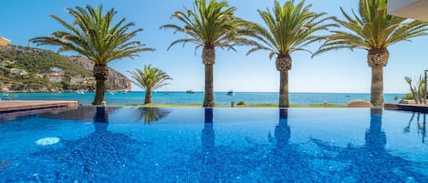 Piscine extérieure, parasols de plage, chaises longues