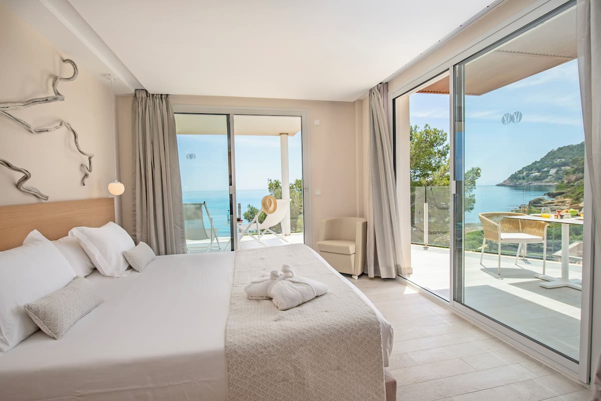 Deluxe Suite, Terrace, Sea View (hot tub) | 1 bedroom, minibar, in-room safe, desk