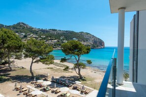 On the beach, white sand, sun loungers, beach umbrellas - Melbeach Hotel & Spa - Adults Only (Capdepera)