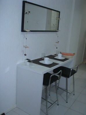 Standard Apartment, 1 Bedroom, Private Bathroom | 1 bilik tidur, peralatan tempat tidur premium, peti besi dalam bilik 