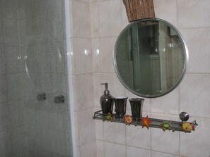 Apartamento standard, 1 quarto, banheiro privativo | Banheiro | Chuveiro, produtos de toalete grátis, secador de cabelo 