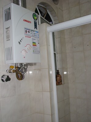 Departamento estándar, 1 habitación, baño privado | Amenidades de baño | Regadera, amenidades de baño gratuitas, secadora de cabello, toallas