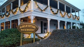 Fachada de la propiedad por la tarde o noche