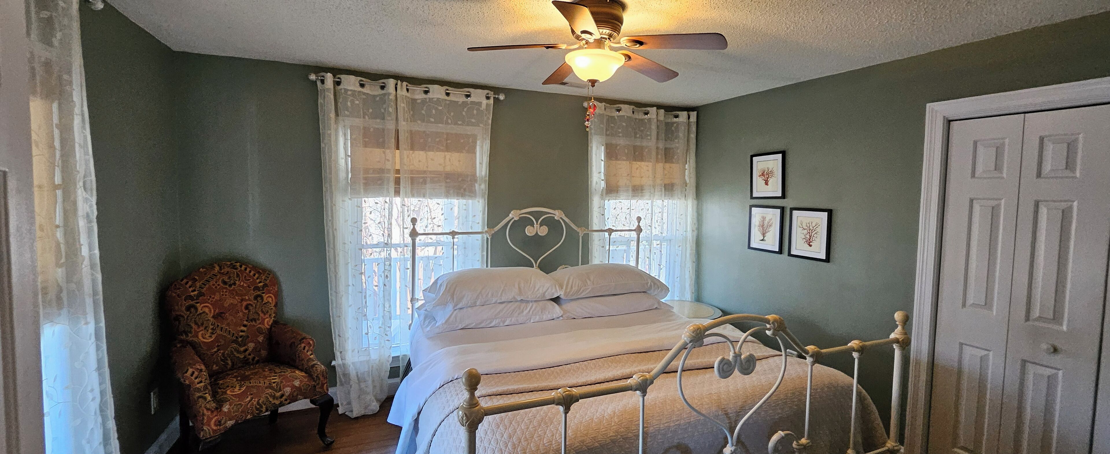 Room, 1 King Bed, Shared Bathroom