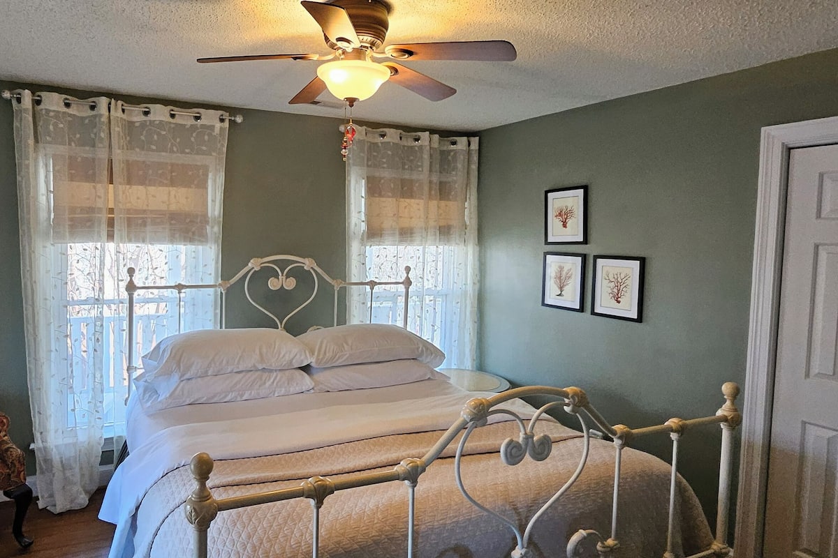 Room, 1 King Bed, Shared Bathroom | Premium bedding, free WiFi, bed sheets