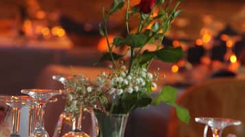 Déjeuner et dßner servis sur place, spécialités Cuisine locale