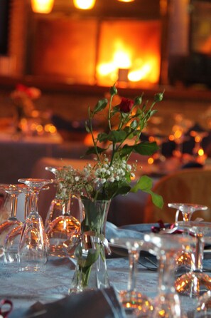 Serveert lunch en diner, lokale gerechten