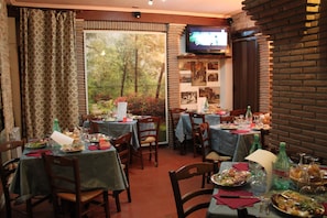 Lunch and dinner served - Residence Villa Patrizia (Rome)