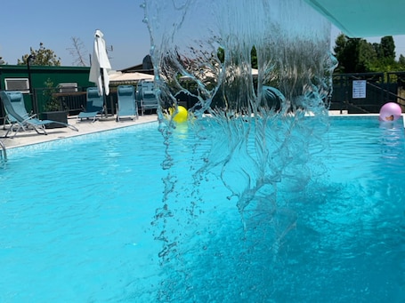 Una piscina al aire libre de temporada, sombrillas. Residence Villa Patrizia
