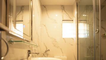 Superior Room | Bathroom | Combined shower/bathtub, free toiletries, hair dryer, towels