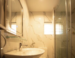 Superior Room | Bathroom - Vynedresa Hotel (Abuja)