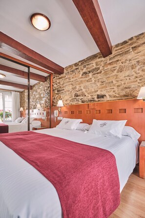 Double or Twin Room, Balcony - Hotel Entrecercas (Santiago de Compostela)