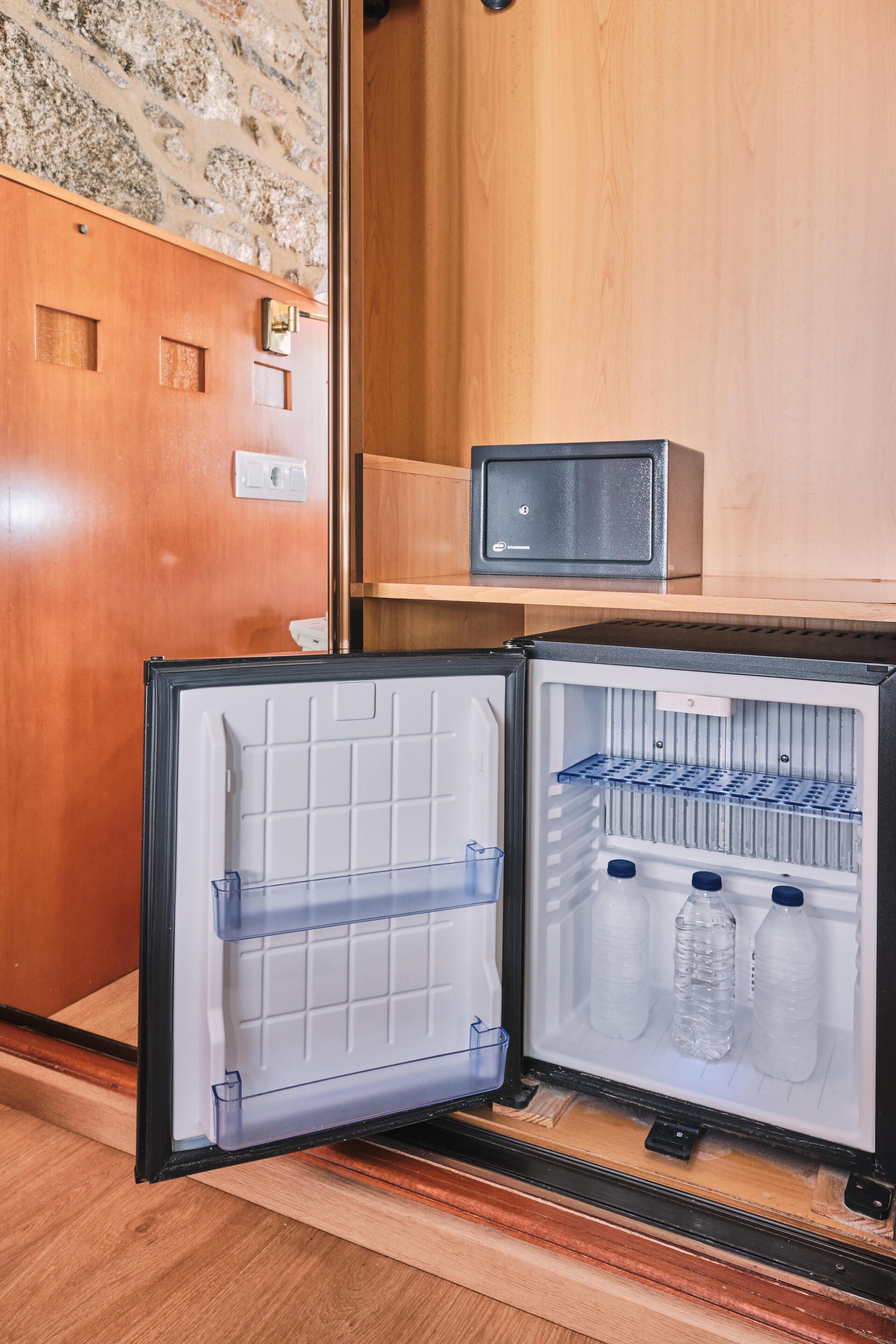 desk, blackout curtains, soundproofing, free wifi