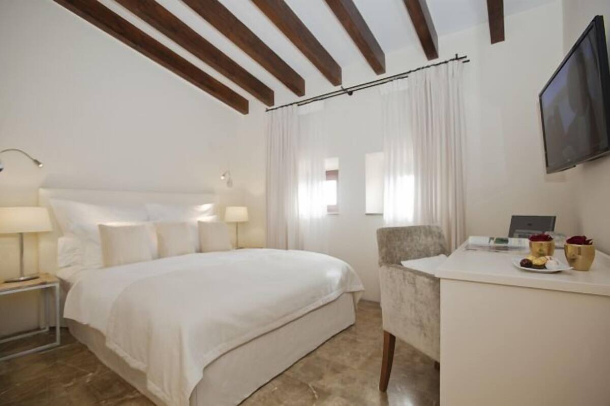 Premium bedding, minibar, in-room safe, soundproofing