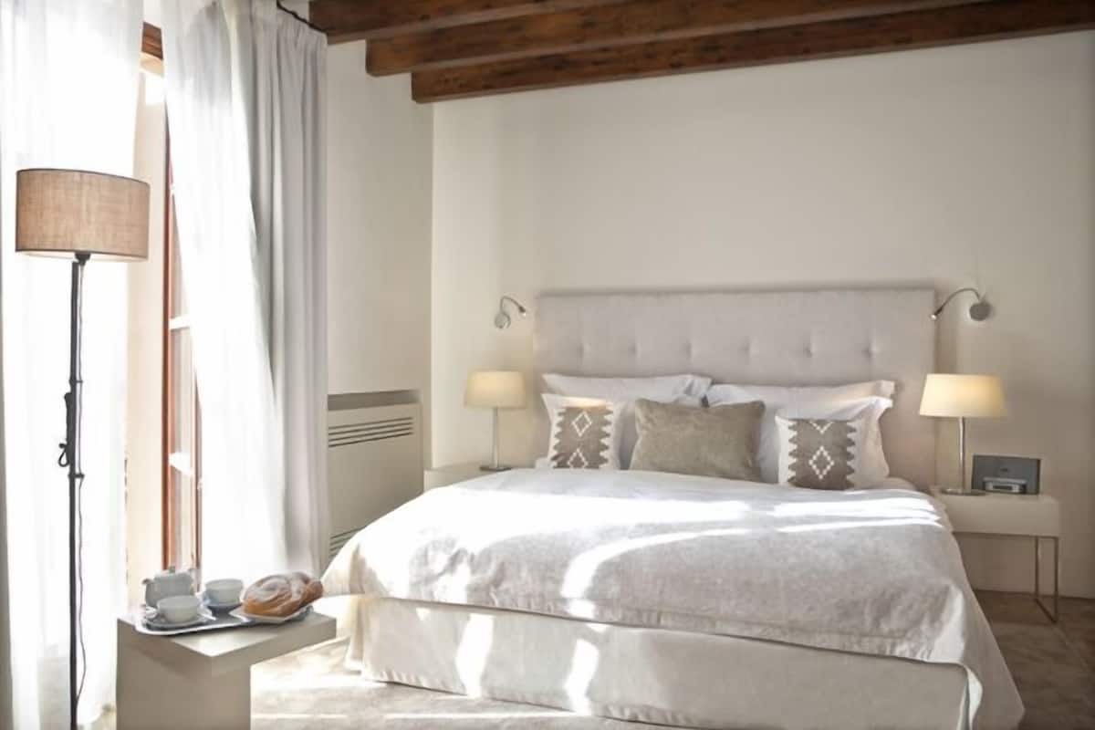 Premium bedding, minibar, in-room safe, soundproofing