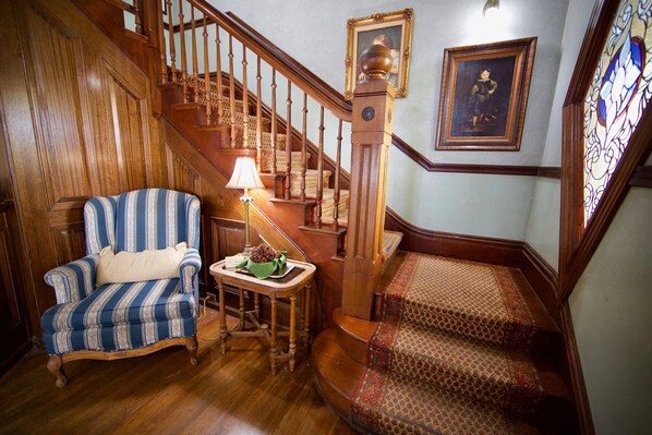 Lobby sitting area - Irwin Street Inn (Hanford)