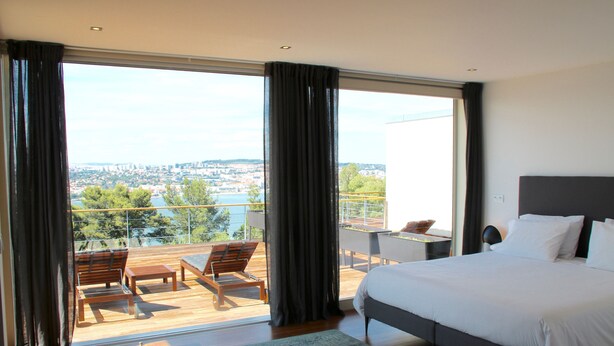 Habitación doble, terraza, vistas al río | 1 dormitorio, escritorio, cortinas opacas y wifi gratis
