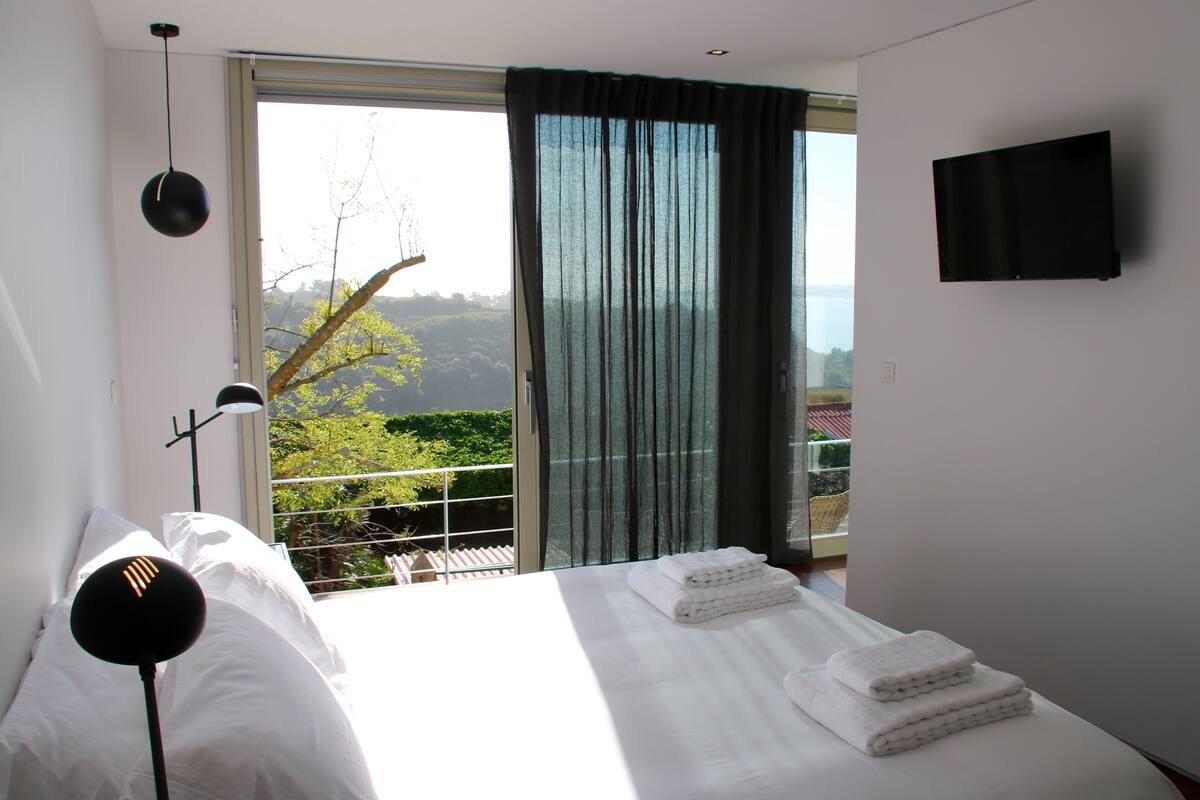 Quarto casal, sacada, vista para o mar | 1 quarto, escrivaninha, cortinas blackout, Wi-Fi de cortesia