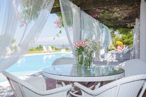 Se sirven desayunos, almuerzos y cenas; con vista a la piscina