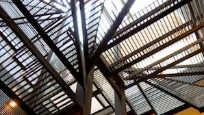 Un interior moderno con un techo alto y vigas de metal.