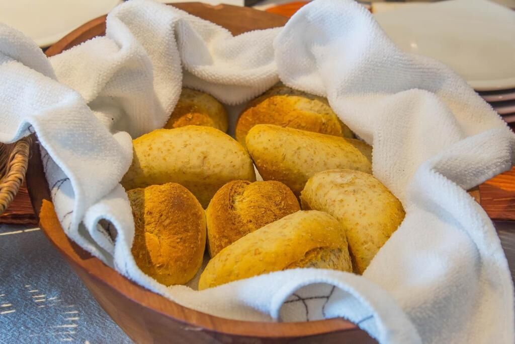 Ein Korb mit Brötchen.