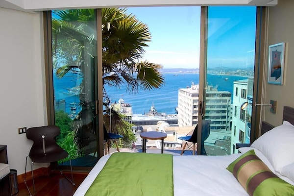 Premium bedding, in-room safe, desk, free WiFi