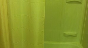 Combined shower/bathtub, free toiletries, hair dryer - College Inn (Greencastle)