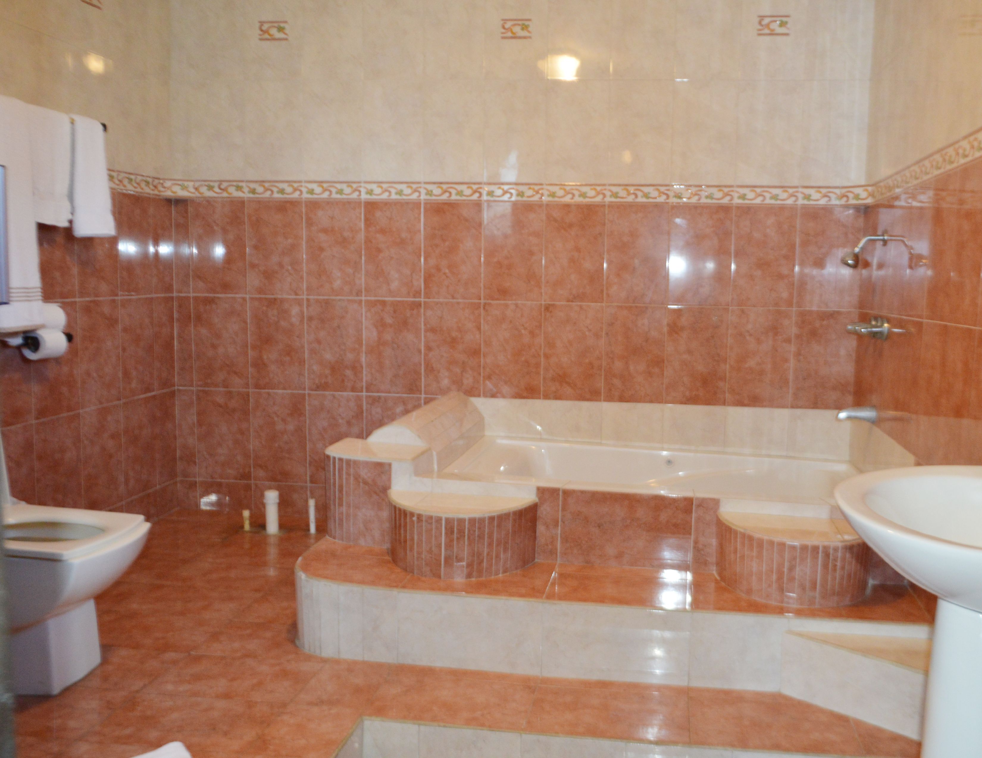 Quarto standard, 2 camas de casal | Banheiro | Chuveiro 