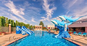 Indoor pool, seasonal outdoor pool, pool umbrellas, pool loungers - Grand Marquis Waterpark Hotel & Suites (Wisconsin Dells)