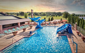 Indoor pool, seasonal outdoor pool, pool umbrellas, sun loungers - Grand Marquis Waterpark Hotel & Suites (Wisconsin Dells)