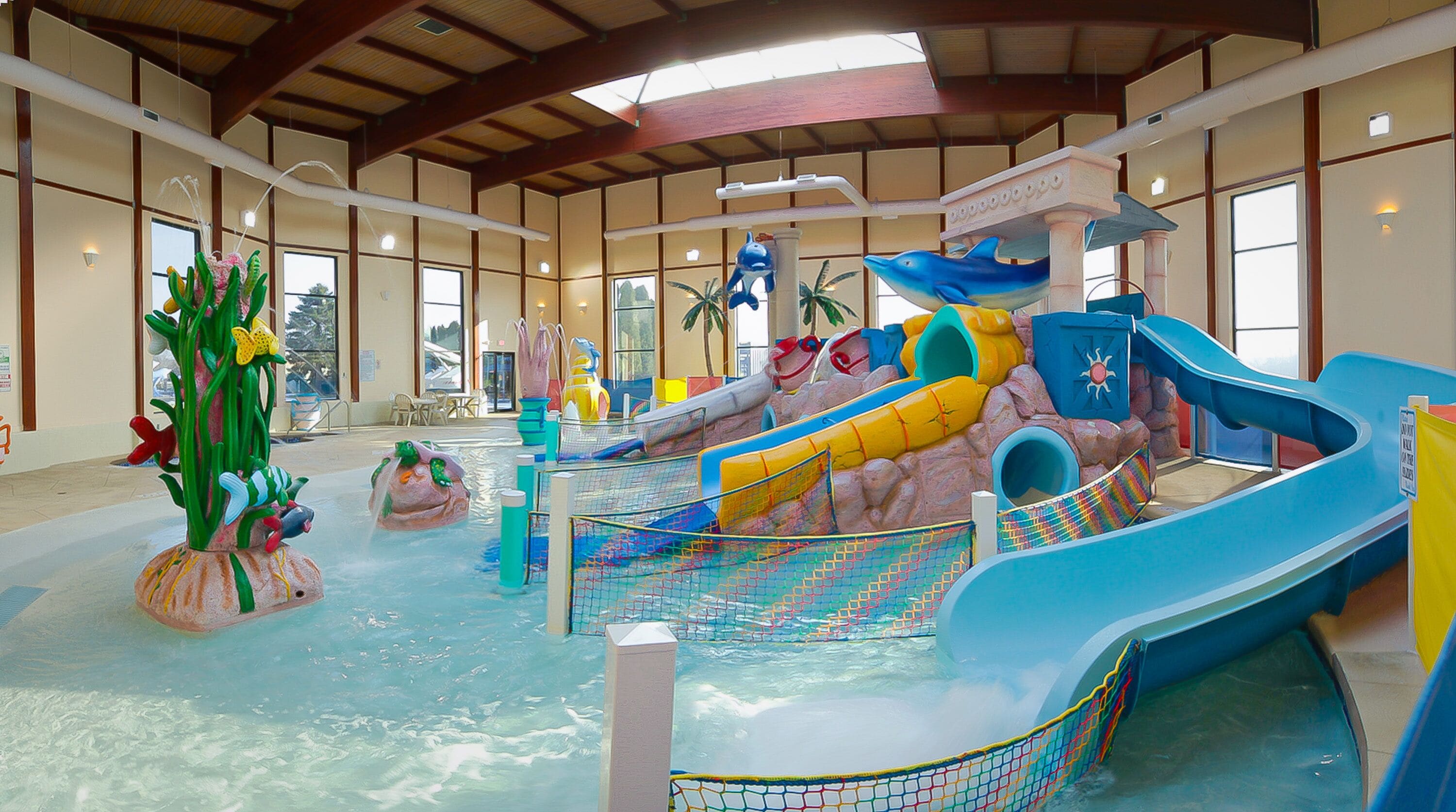 Un acquapark al coperto con scivoli, piscine e strutture giochi.