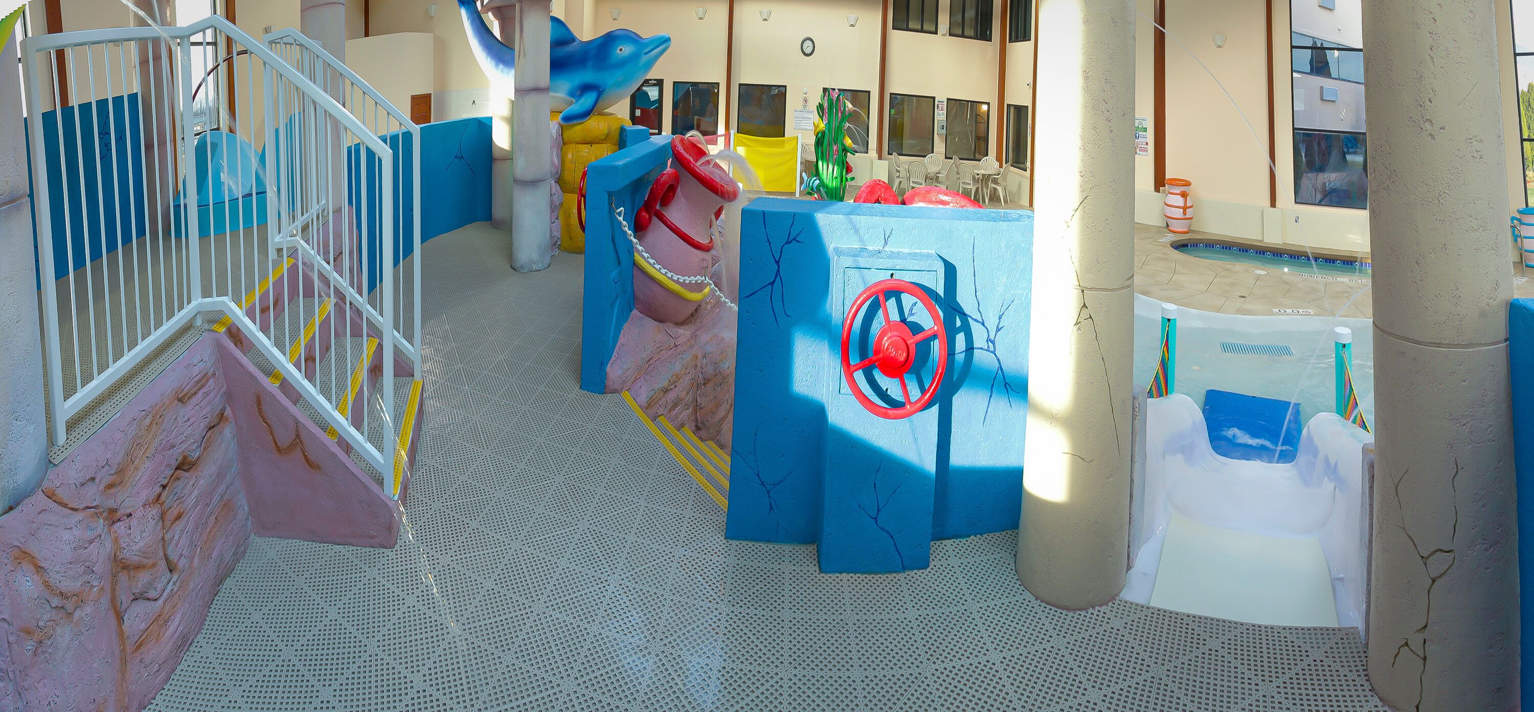 Zona de juegos infantiles con toboganes y estructuras para escalar.