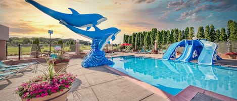 Sisäuima-allas, kauden mukainen ulkouima-allas, aurinkovarjoja