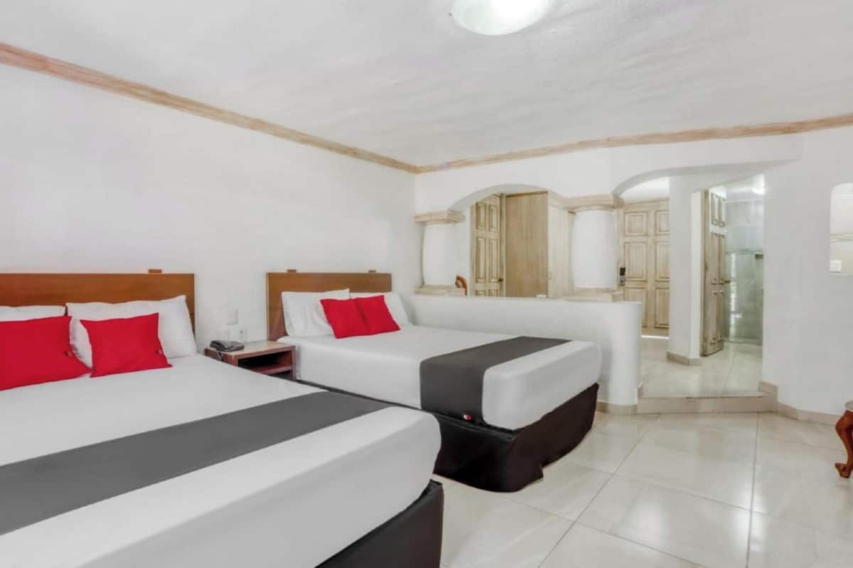 Junior Suite | Desk, laptop workspace, soundproofing, iron/ironing board (on request)