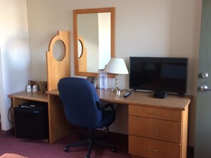 Escritorio, wifi gratis y ropa de cama 