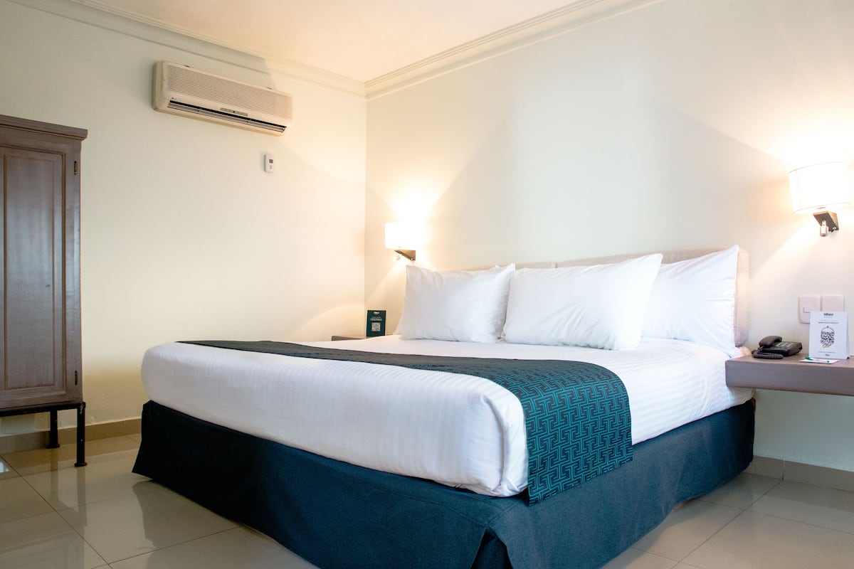 Standard Room, 1 King Bed | Premium bedding, soundproofing, free cribs/infant beds, travel crib