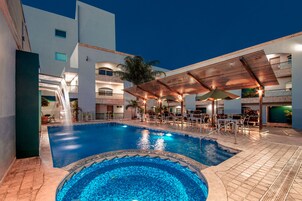 室外游泳池，池畔遮阳伞，日光浴躺椅