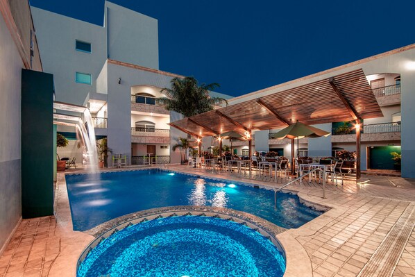 Outdoor pool, pool umbrellas, sun loungers - InHouse Hotel Culiacán (Culiacán)